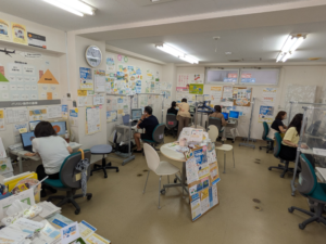 受講中の様子と生徒たち